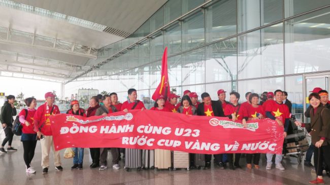 Băng rôn cổ vũ đội tuyển U23 Việt Nam rước cup vàng về nước