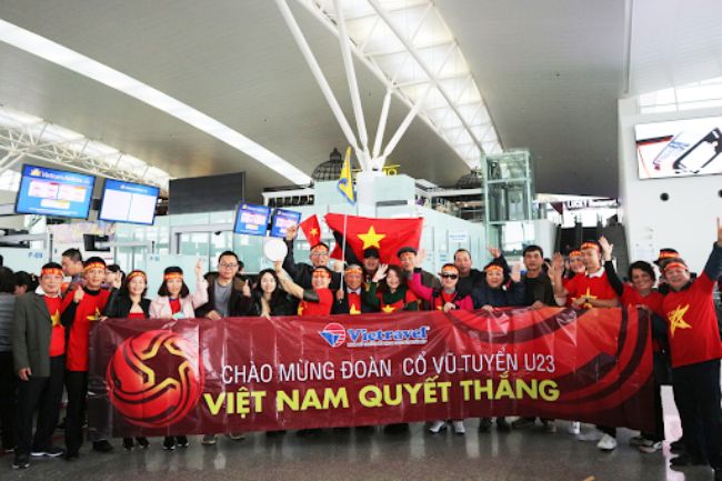 Băng rôn cổ vũ đồng hành cùng đội tuyển bóng đá Việt Nam quyết thắng, chinh phục cup vàng
