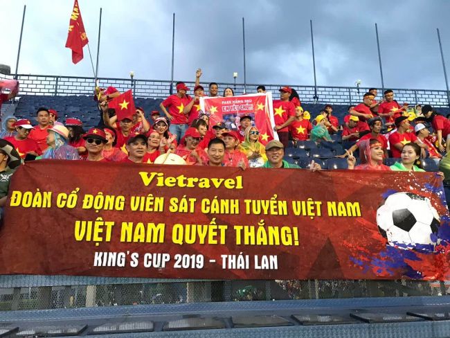 Băng rôn cổ vũ bóng đá tuyển Việt Nam tại King’s Cup 2019 ở Thái Lan