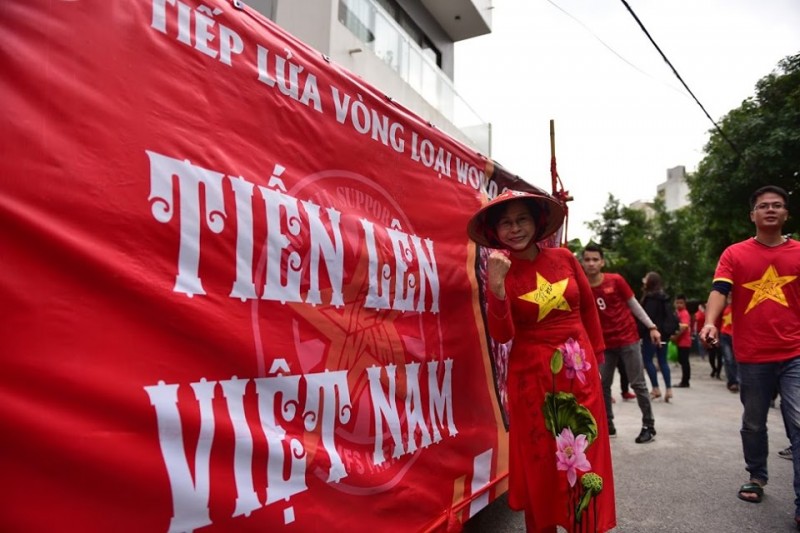 Cổ động viên kéo về sân Mỹ Đình cổ vũ đội tuyển Việt Nam