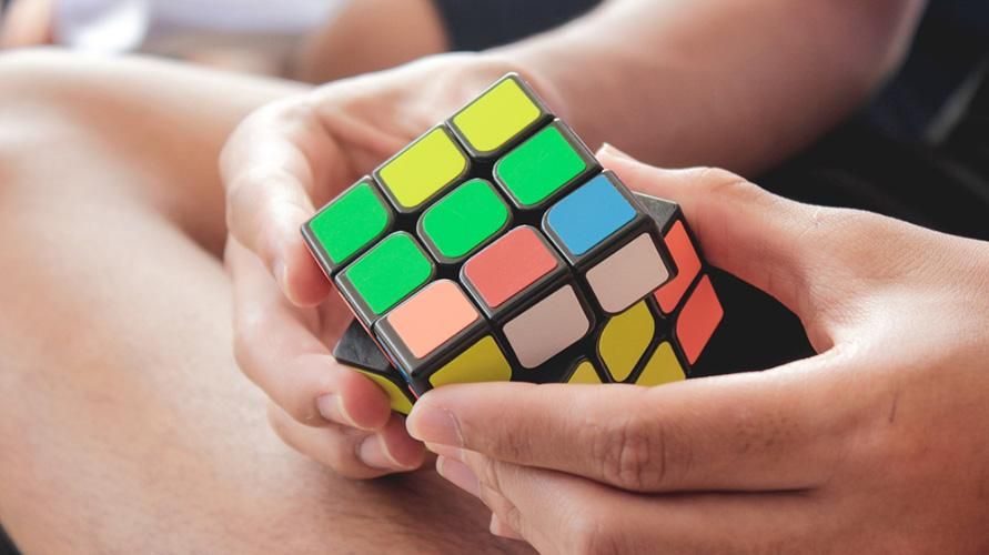 8 Manfaat Bermain Rubik yang Menakjubkan untuk Otak Anak