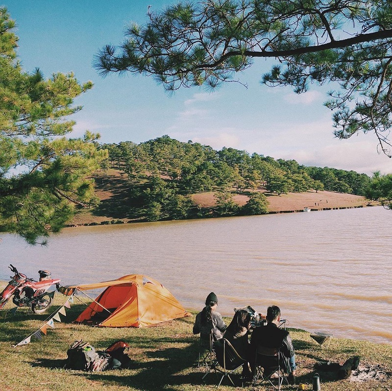 Dựng lều trại bên cạnh hồ Suối Vàng Đà Lạt