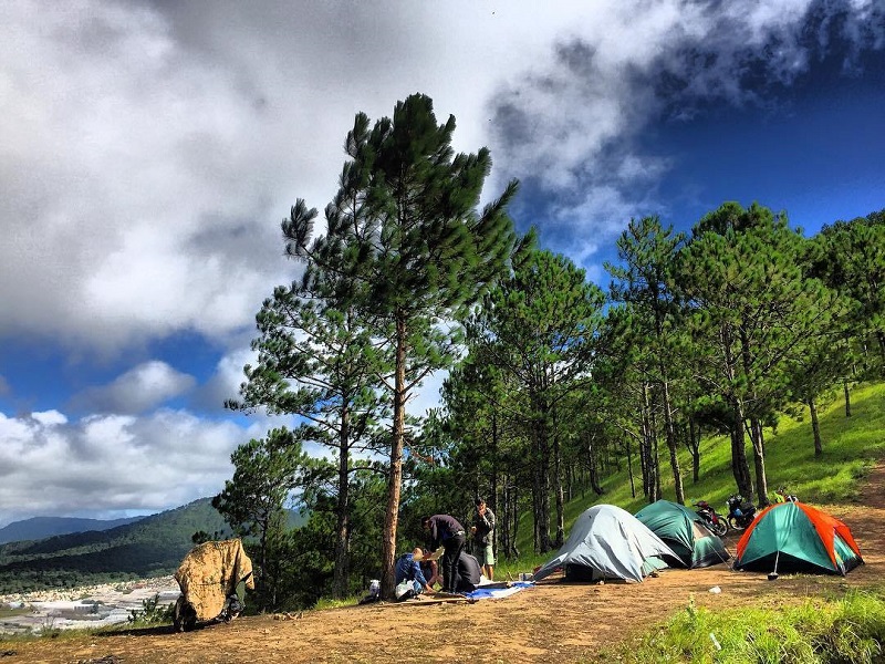 Dựng lều trại trên đỉnh núi Hòn Bồ Đà Lạt