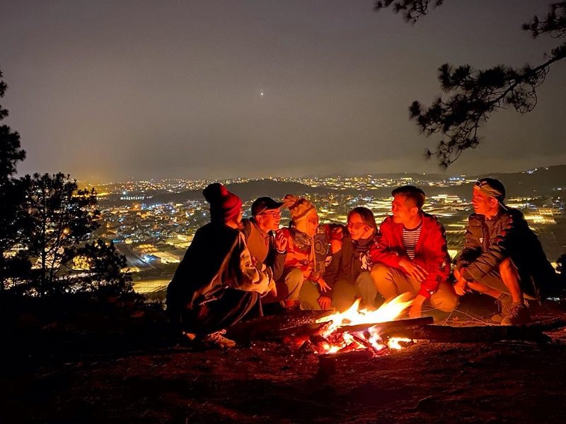 6 người trò chuyện và đốt lửa trại trên đỉnh đồi Langbiang